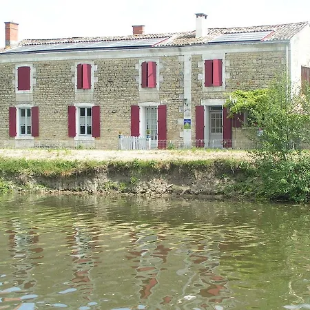Au Bord De Sèvre